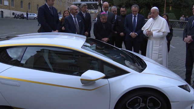 Del Fiat 500 al tranvía, así viaja el Papa Francisco