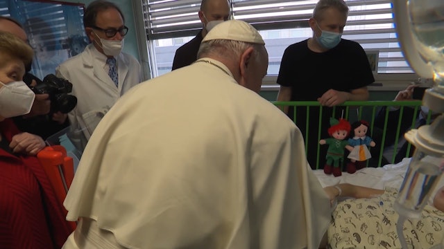 El Papa visita a niños ucranianos ingresados en el Hospital Bambino Gesù