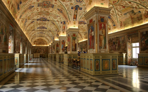 VATICAN UNSEEN: A LIBRARY WITH MORE THAN 5 CENTURIES OF HISTORY 