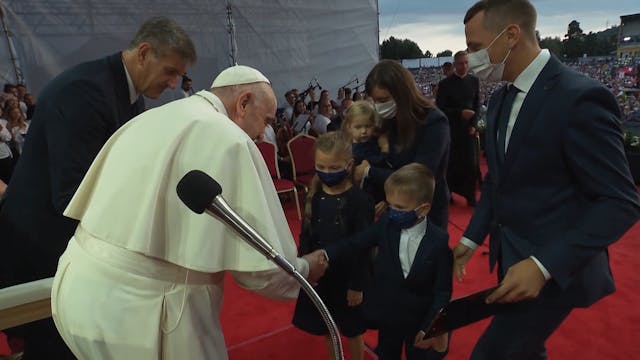 Pope Francis to thousands of young pe...