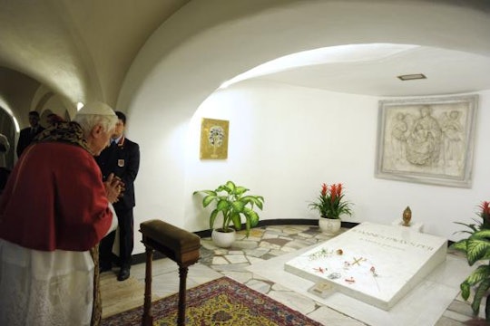 Where will Pope emeritus Benedict XVI be buried?