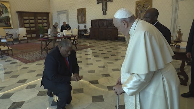 El Papa es recibido con un "cobo" por...