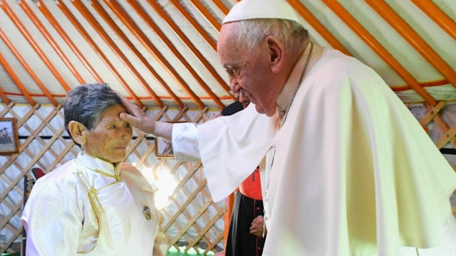 Pope Francis greets woman who found Mary statue in the trash 10 years ago