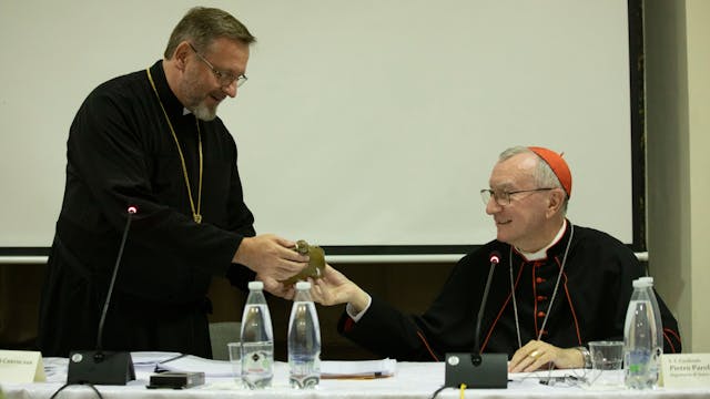 El cardenal Pietro Parolin en reunión...