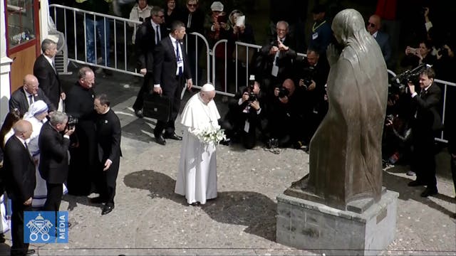 Pope visits Memorial in honor of Moth...