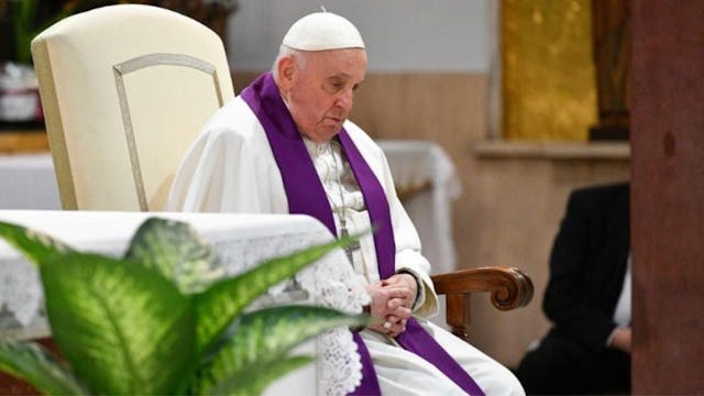 Francisco pide a sacerdotes que no “m...