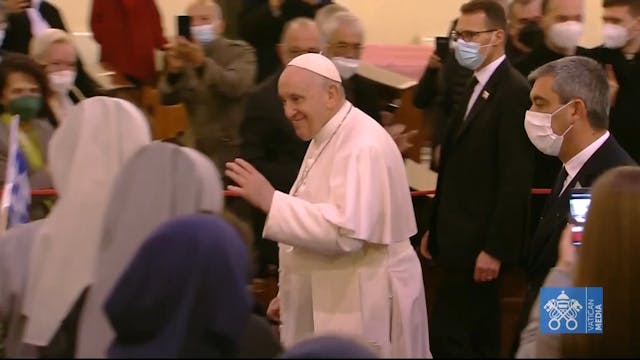 Catholics in Greece sing to Pope Fran...