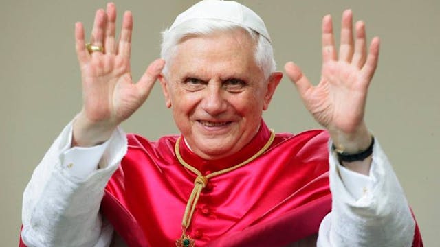 Francisco elogia a Benedicto XVI y ll...