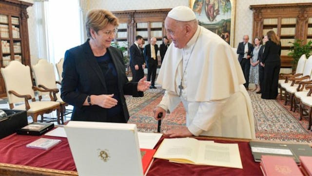 La presidenta de Suiza regala al papa...