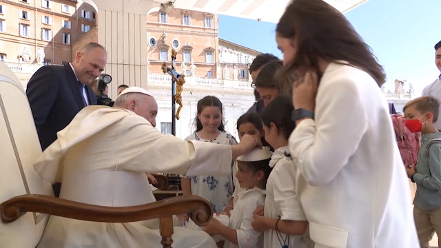 El Papa regala su solideo a una familia española en la audiencia