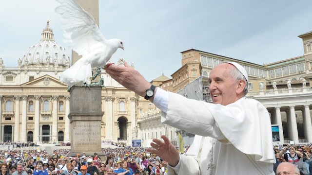 Pope Francis asks pilgrims to dedicate moments of their day to pray for peace