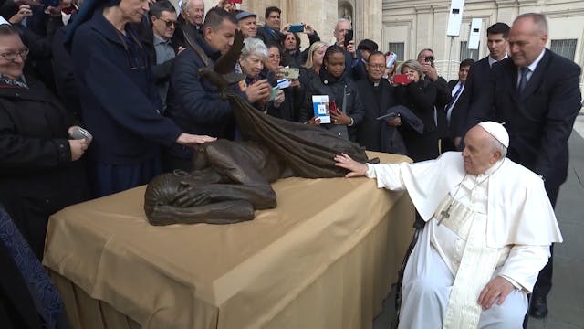 Pope Francis blesses sculpture of hom...