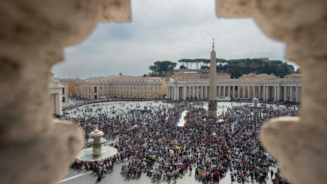 Peregrinos de todo el mundo vienen a Roma para despedirse de Benedicto XVI