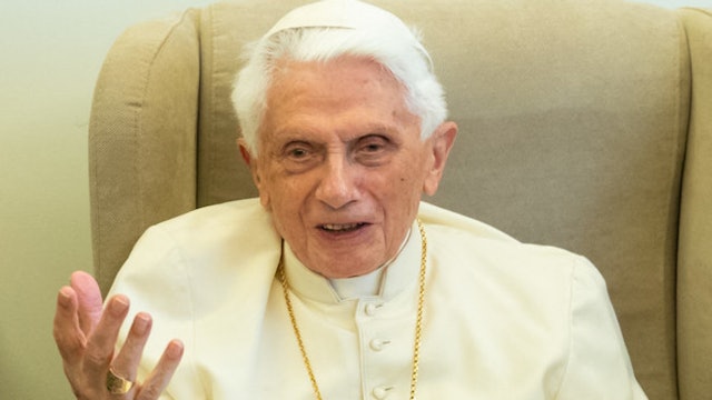 Se encuentra “lúcido y atento”, dice la Oficina de Prensa de la Santa Sede