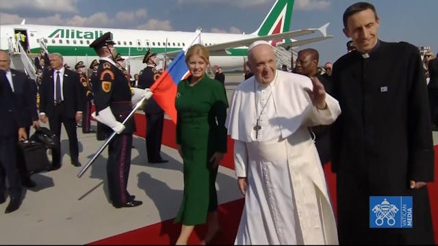 Pope Francis lands in Bratislava, mak...