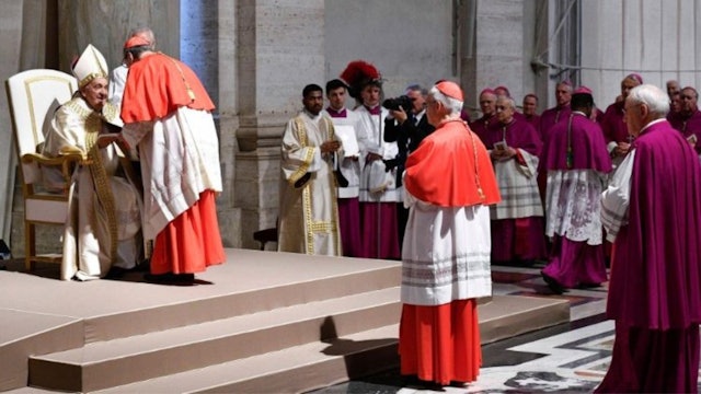 Francisco entrega la bula del Jubileo de 2025 a arciprestes de basílicas papales