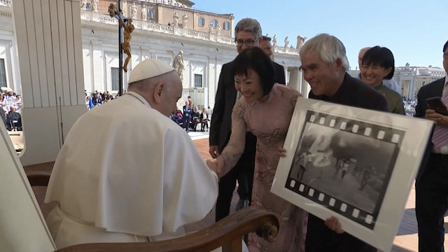 Hoy Ucrania, ayer Vietnam: Papa recibe a 'la niña del napalm', icono pacifista