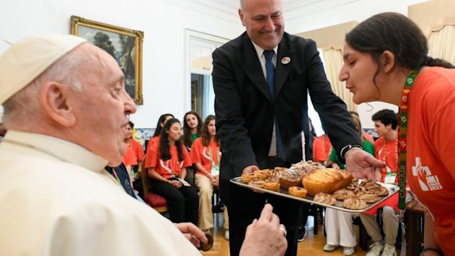 Pope Francis celebrates birthday of Turkish pilgrim in Lisbon
