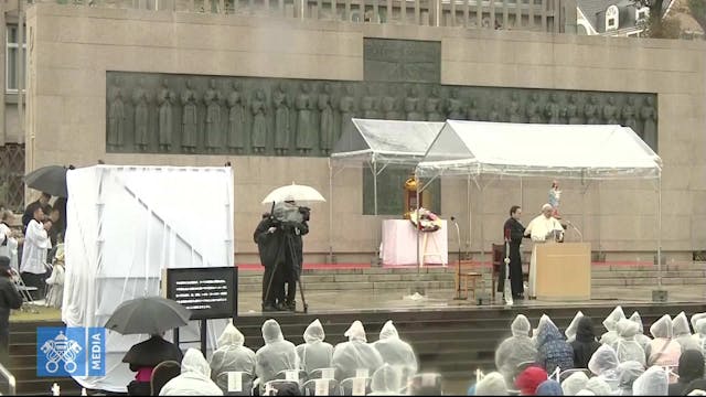 Pope visits memorial to Nagasaki mart...
