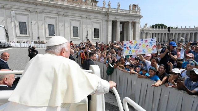 Pope Francis still unable to read speech but does not miss General Audience