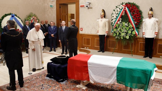 Papa sorprende al presentarse en la capilla ardiente del expresidente de Italia