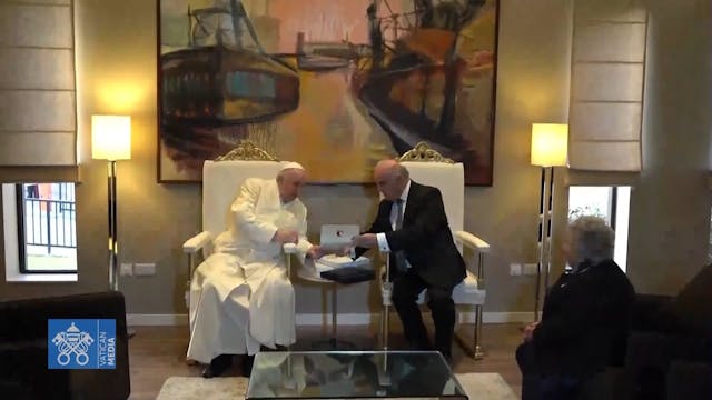 Pope Francis uses elevator to board f...