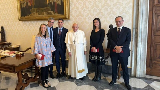 El papa se reúne con activistas contra la maternidad subrogada