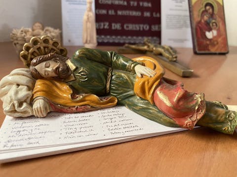 Pope Francis sends statue of sleeping...