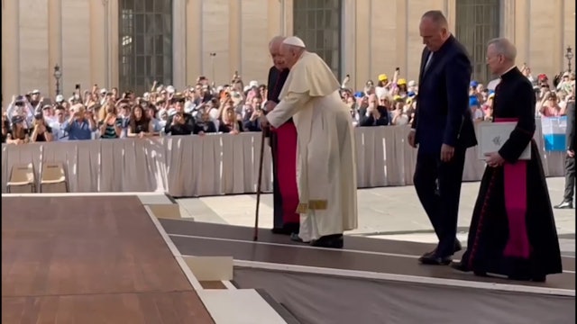 El Papa camina con dificultad con el bastón en la plaza de San Pedro