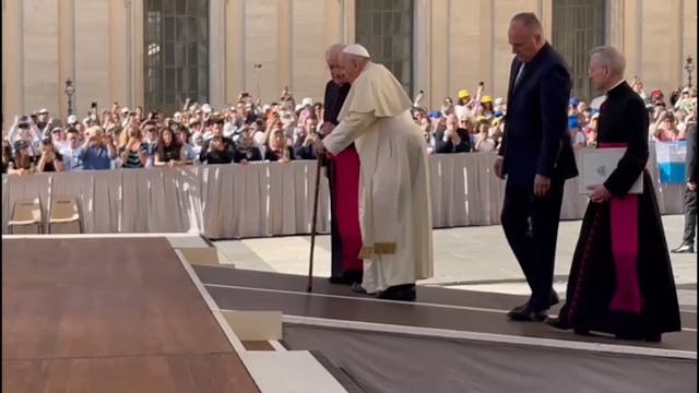 El Papa camina con dificultad con el ...