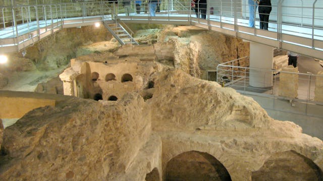 Discover the ancient cemetery of Roma...