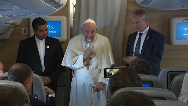 El Papa comparte su dolor de rodilla ...