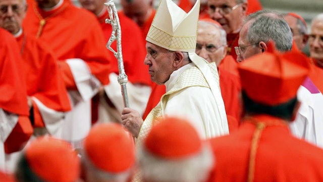 Claves para entender la respuesta del papa a los 5 cardenales