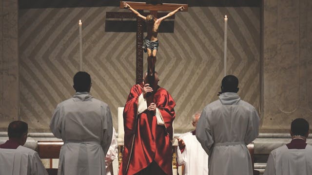 El Papa Francisco adora el crucifijo ...