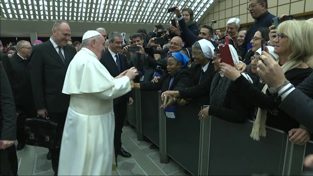 Pope Francis offers friendly kiss to ...