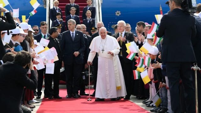 El Papa Francisco aterriza en Budapes...