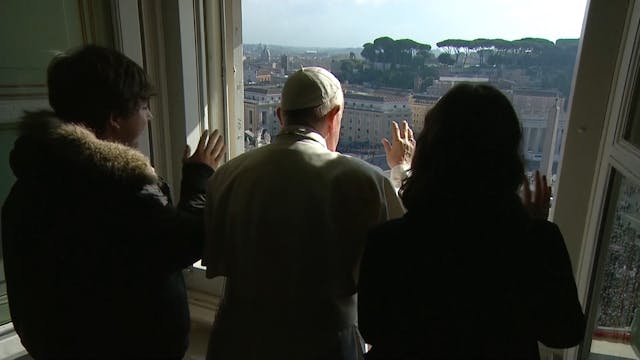 Pope surprises crowd praying Angelus ...