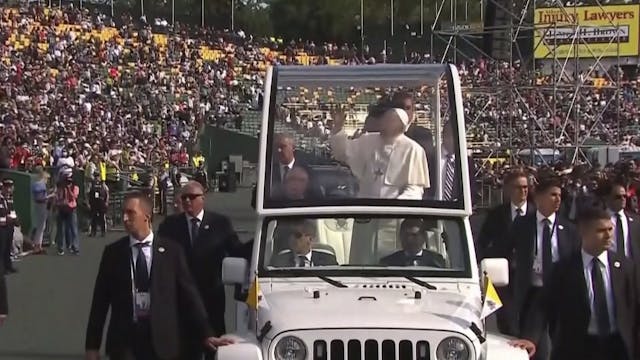El Papa saluda en papamóvil a los asi...