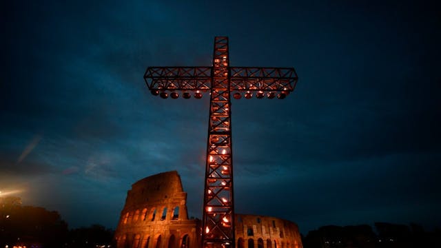 El Via Crucis en Coliseo de Roma subr...