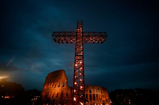 El Via Crucis en Coliseo de Roma subr...