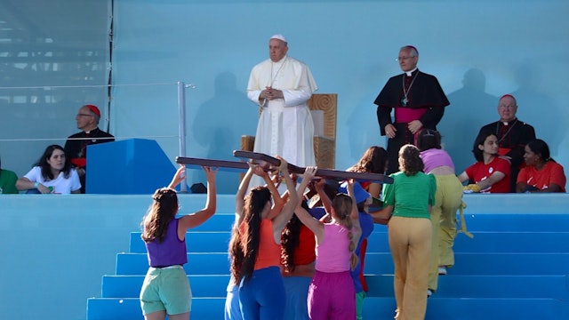 WYD cross and image of the Virgin Mary are carried through the crowd