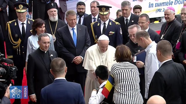 Papa comienza en Bucarest una visita ...