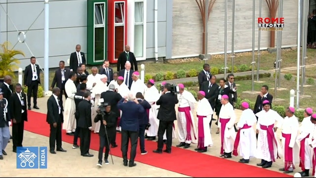 Pope says goodbye to Africa and begins trip back to Rome
