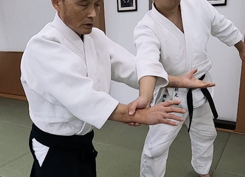 後ろ両手持ち肘当て呼吸投げ(一)Ushiro ryote mochi hi...