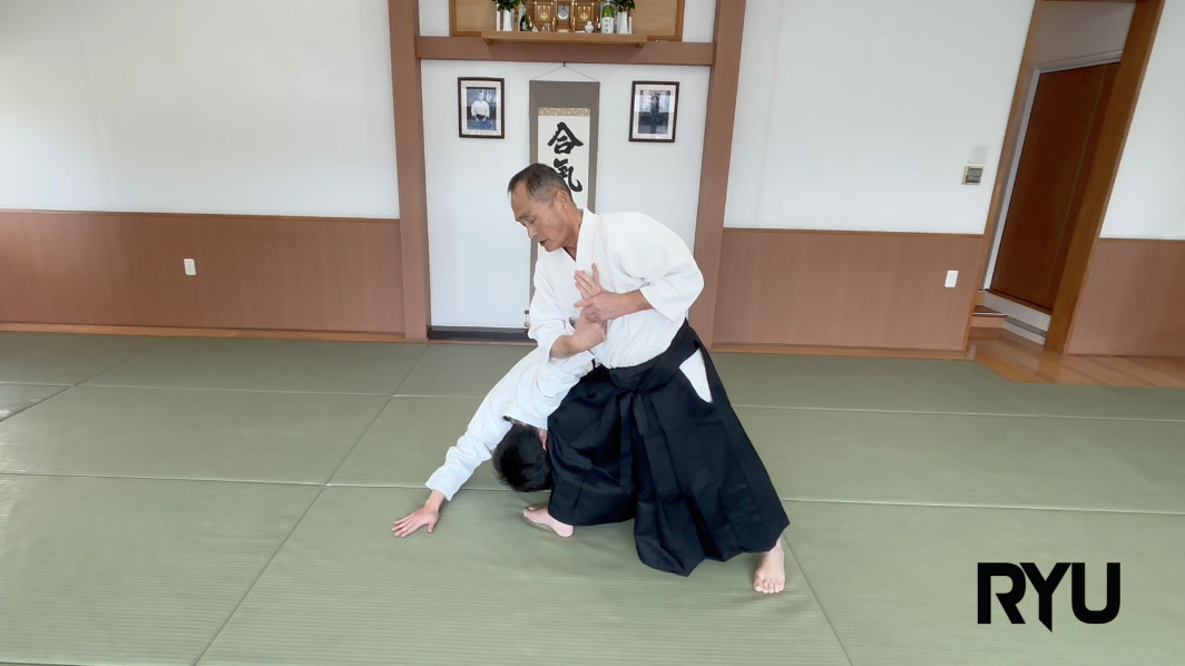 後ろ両手持ち肘締め（一）Ushiro ryote mochi hijishime (1)