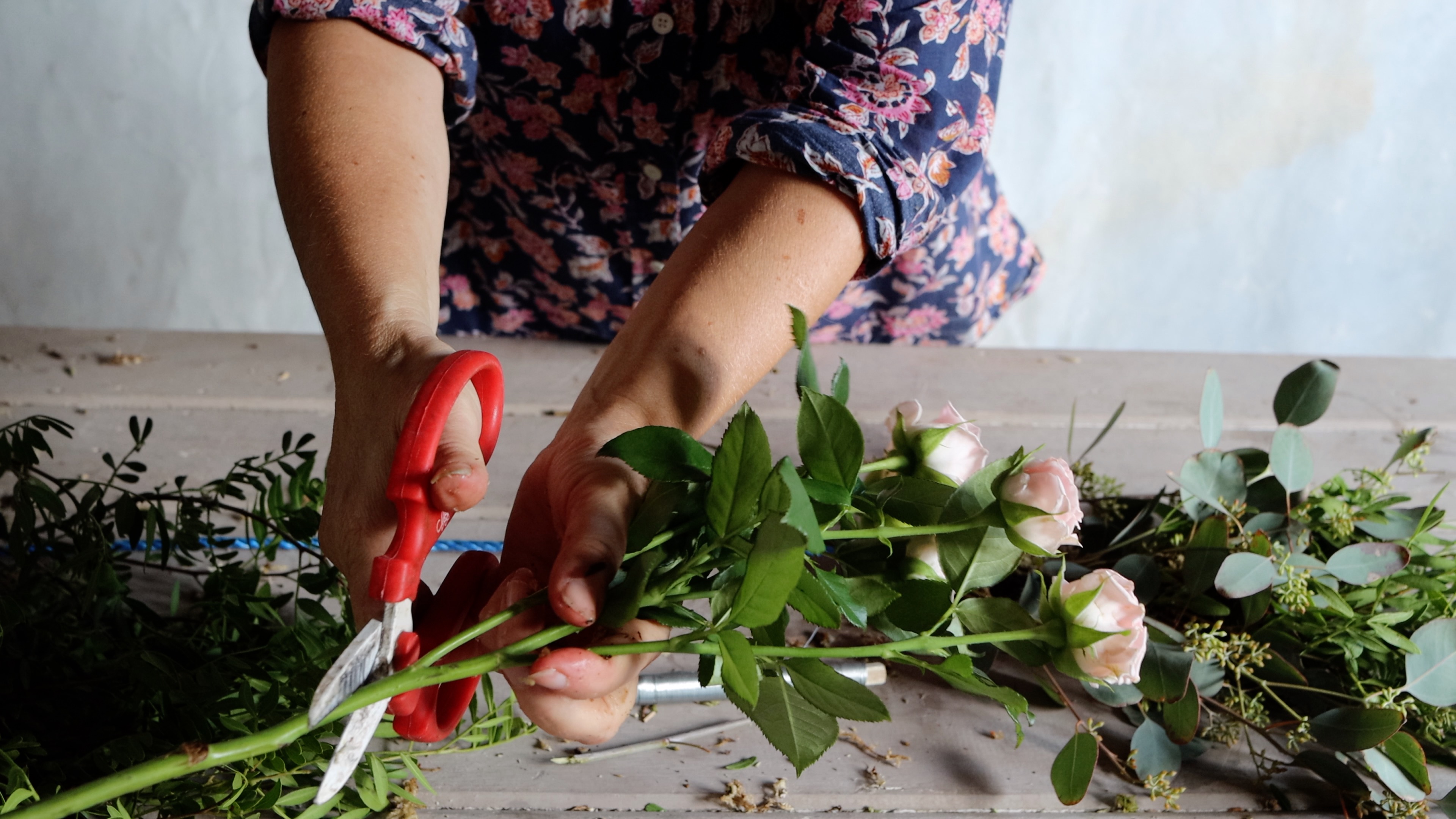 How to keep garlands hydrated 