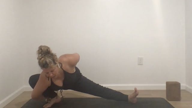 Sun Salutations with Annelise (45 Min...