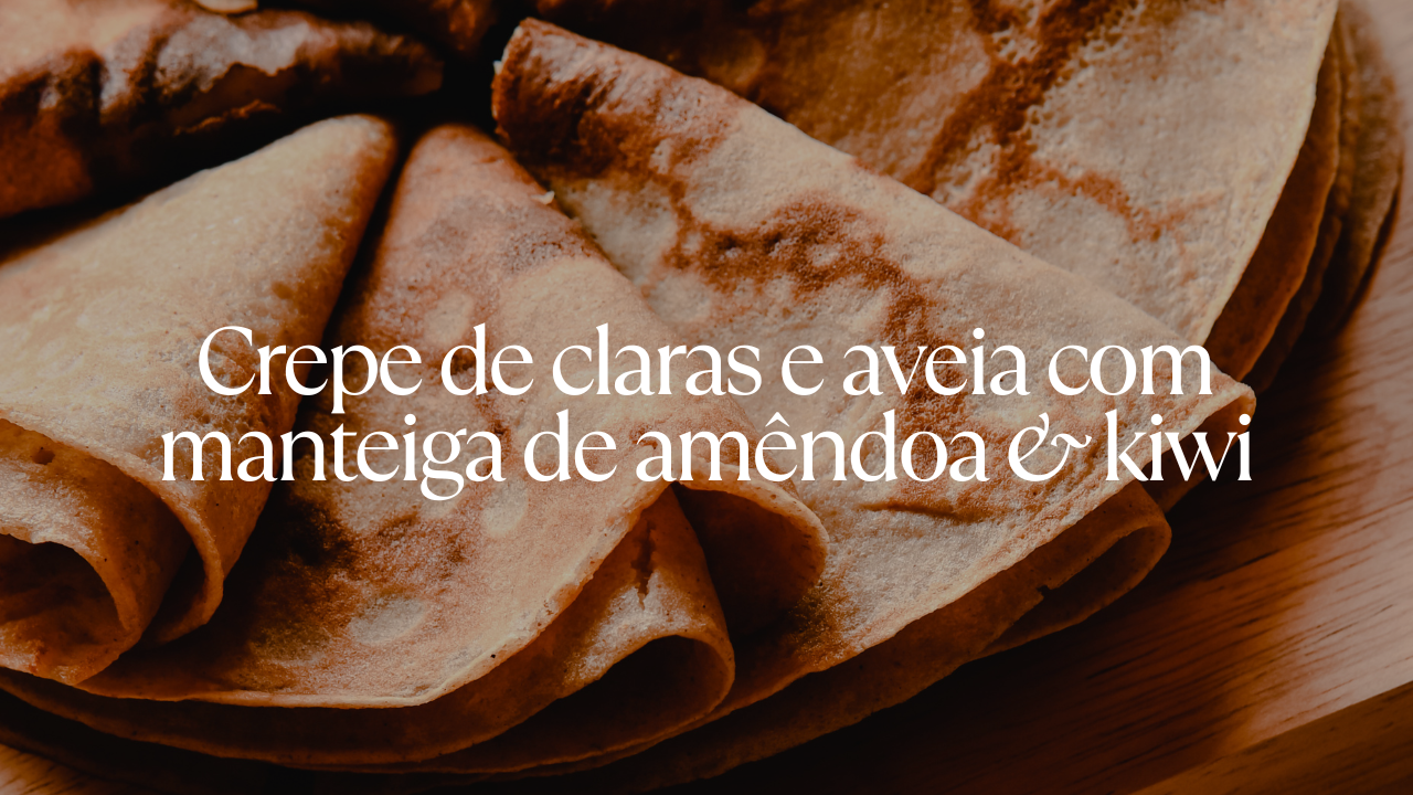 Crepe de claras e aveia com manteiga de amêndoa e kiwi