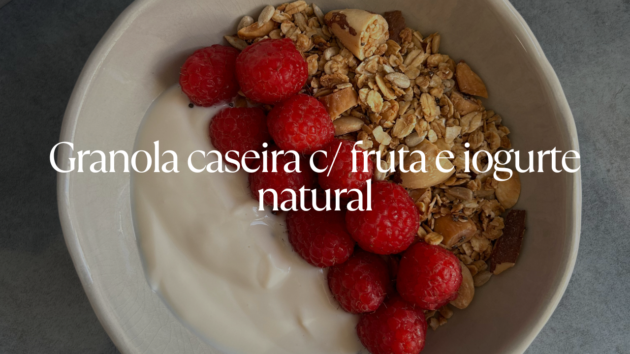 Granola Caseira c/Fruta e Iogurte Natural