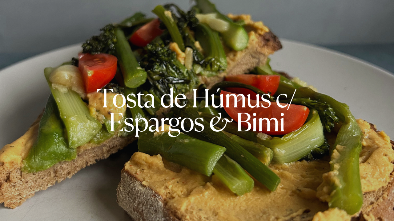 Tosta de Humus com Espargos e Bimi